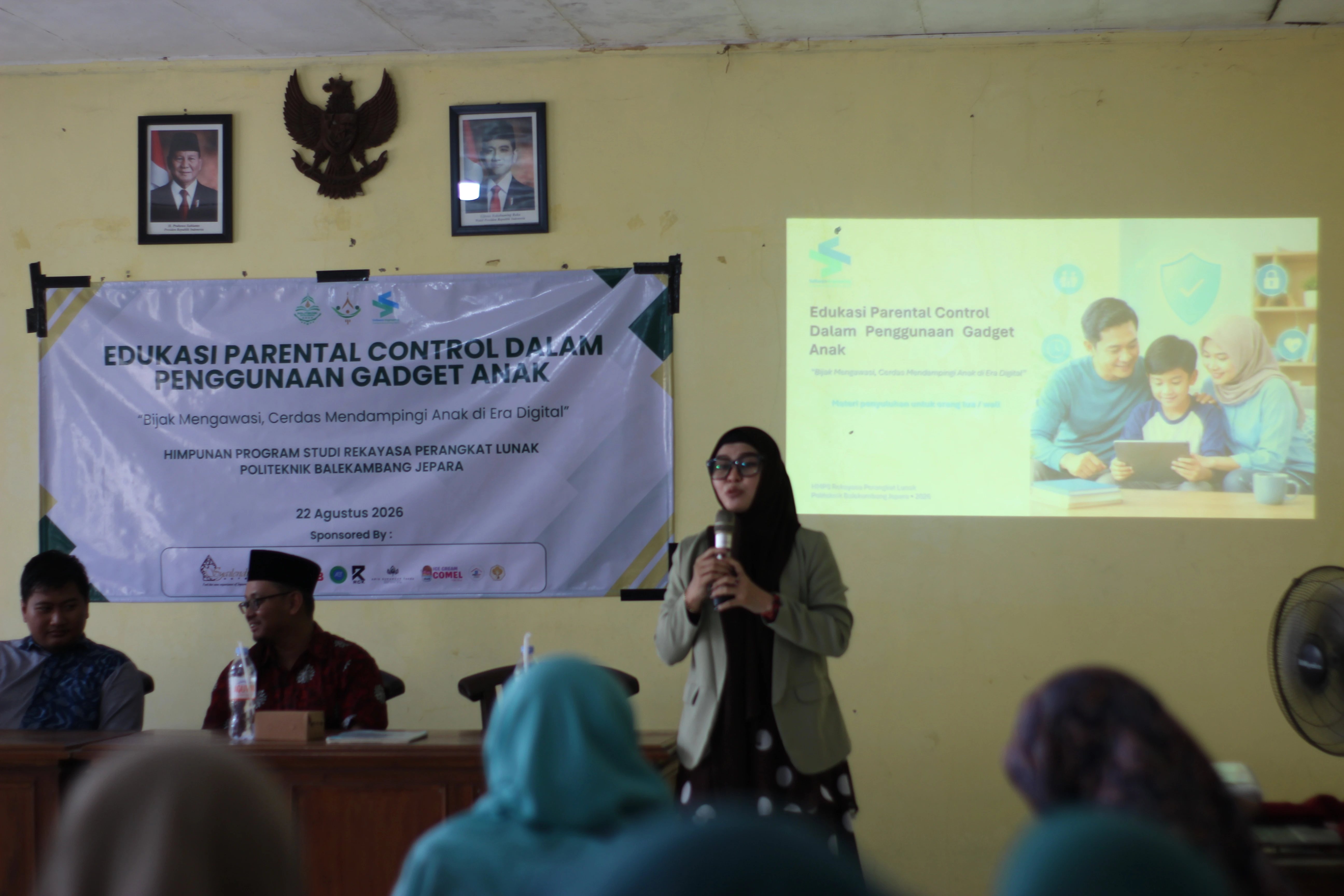 Ciptakan Generasi Tanggap Digital dan Kreatif, Polibang Mengabdi Gelar Edukasi "Parental Control" dan Daur Ulang Limbah Bersama Ibu-ibu PKK